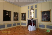 Historische Porträts und höfische Ausstattung erinnern an Königin Elisabeth Christine. (Bild: Stefan Siedler)